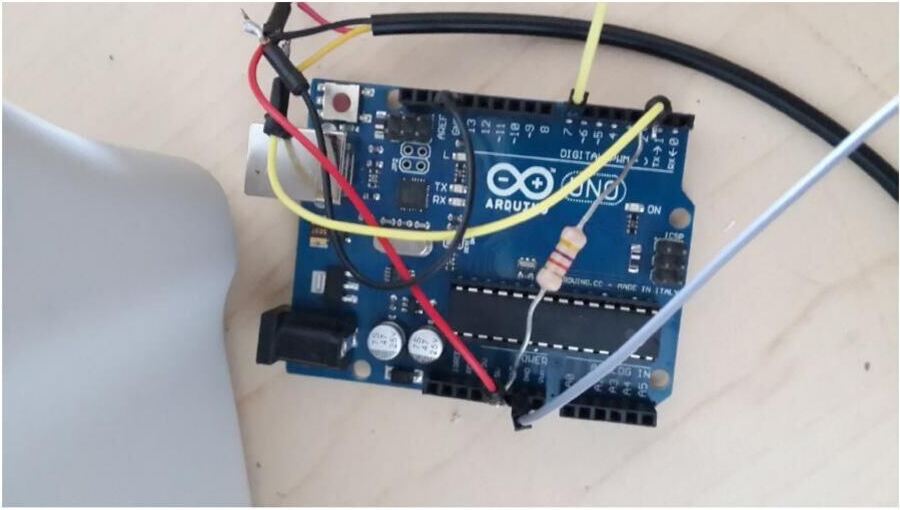 Arduino UNO pin bağlantıları: sensör veri hattı, direnç ve röle kabloları